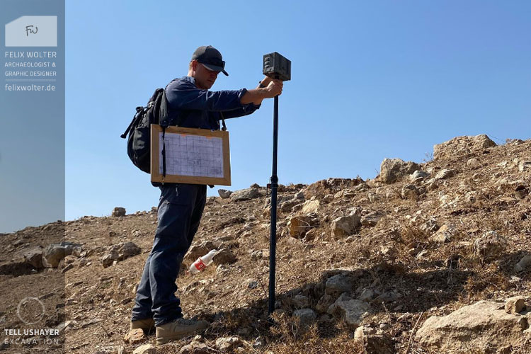 Surveying at Tell Ushayer | Photo: Dominik Bonatz